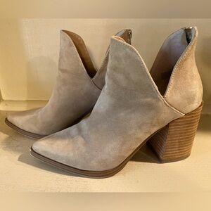 Steve Madden block heel cream suede booties. Women’s size 6 1/2.